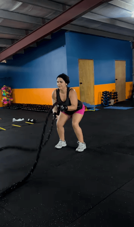 Entrenamiento con cuerdas de batalla en el gimnasio