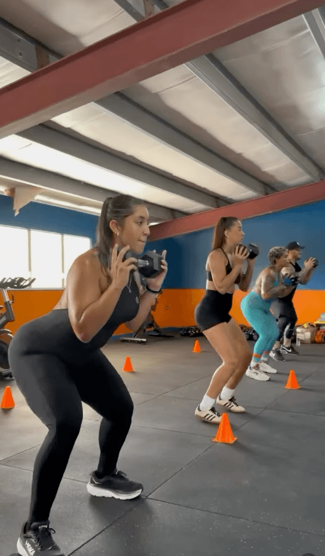 Participantes entrenando con pesas en Before and After